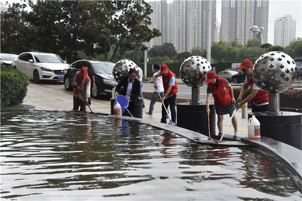集團公司聯(lián)合商務區(qū)社區(qū)開展“清潔家園 美化社區(qū)” 主題志愿服務活動