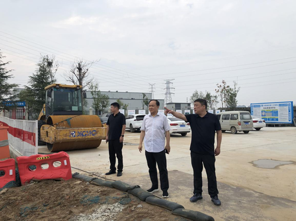 鄭州市建設(shè)投資集團(tuán)有限公司黨委委員、副總經(jīng)理張巖到侯寨新鎮(zhèn)區(qū)安置區(qū)調(diào)研項(xiàng)目建設(shè)工作